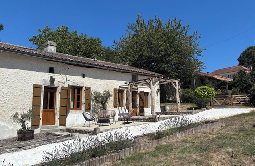 Coteaux du Blanzacais Cottage | Le Hibou - stylish, spacious gite, beautiful tranquil setting. Dog friendly