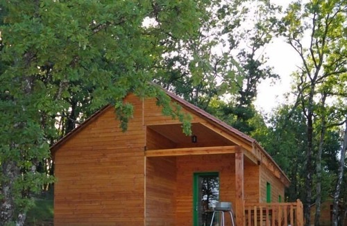 La Chapelle-Aubareil Ski Chalet | 'Le Jacquou' - Accessible 2-Bedroom Chalet for 6