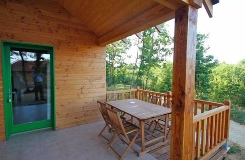 La Chapelle-Aubareil Ski Chalet | 'Le Jacquou' - Accessible 2-Bedroom Chalet for 6