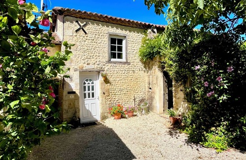 Montmoreau-Saint-Cybard House | 'Le Lievre', stunning two person gite.
