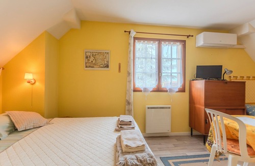 Lescar Bed & Breakfast | Le Pesquit guest room with shared terrace, communal garden and air conditioning