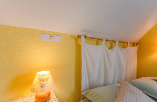 Lescar Bed & Breakfast | Le Pesquit guest room with shared terrace, communal garden and air conditioning