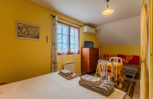 Lescar Bed & Breakfast | Le Pesquit guest room with shared terrace, communal garden and air conditioning