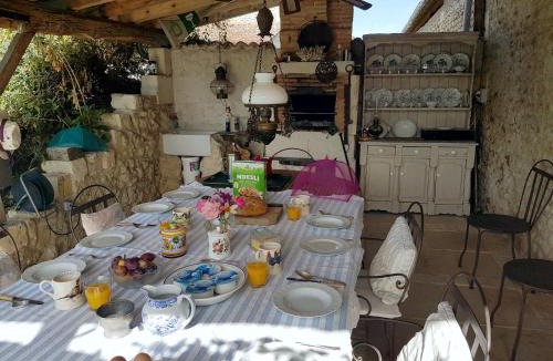 La Celle-sous-Gouzon Bed & Breakfast | Le Pigeonnier, Chariaud, near Aubeterre sur Dronne