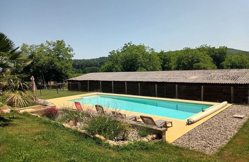 Saint-Leon-sur-Vezere Cottage | Le Séchoir des acacias, 110m2 gîte "La Noyeraie" with heated swimming pool.