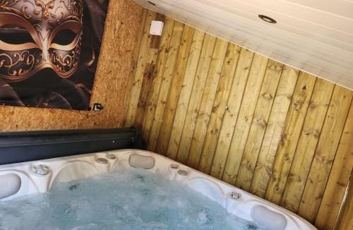 Saint-Aigulin Ski Chalet | LE SECRET LOVE ROOM