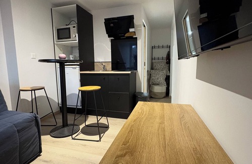 Aubusson Apartment | Le studio LOUANA: ideal short stay/co-working/Day use/love rooms