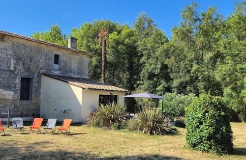 Fronsac Villa | Les Bon Amis: Large 3-bedroom 100m2 riverside gîte for 6 people