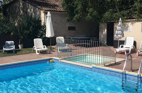Les Leves-et-Thoumeyragues House | LES GRANGES - Gîte CLEMATITE