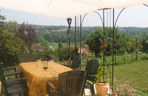 Hautefort Cottage | Les Gites Fleuris - Wisteria - Family friendly, heated pool, gardens, wifi!