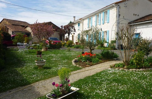 Beaulieu-sur-Sonnette Bed & Breakfast | Les Hirondelles Du Paradis 6 rue des Oiseaux