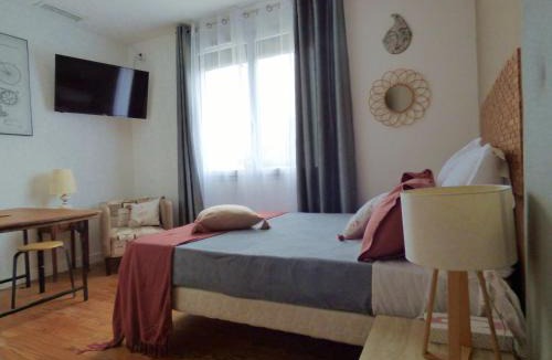 Mimizan House | "Les Logis d'Argent" Chambre d'hôte avec WC, SDB, TV, Wifi, Option Petit Déjeuner , Parking