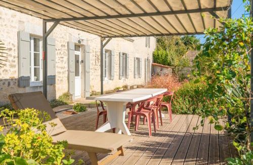 Saint-Romain-de-Benet Bed & Breakfast | Les Violettes De Malleville