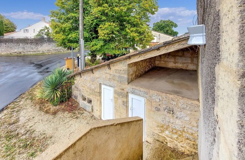 Puisseguin Apartment | Loft-like and cozy vacation apartment in a charming house made of white Bordeaux stone.