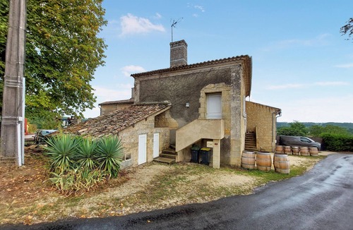 Puisseguin Apartment | Loft-like and cozy vacation apartment in a charming house made of white Bordeaux stone.