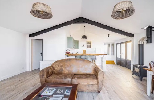 Saint-Genes-de-Castillon Apartment | Loft perched on the heights of Saint Emilion.