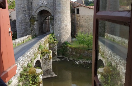 Parthenay House | Logis de la tour, in the heart of the medieval Parthenay quarter, sleeps 4 to 6
