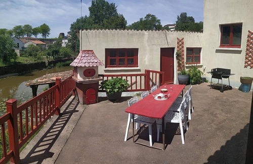 Parthenay House | Logis de la tour, in the heart of the medieval Parthenay quarter, sleeps 4 to 6