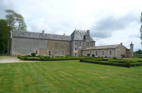 Lavoux Bed & Breakfast | LOGIS du Château du Bois Doucet