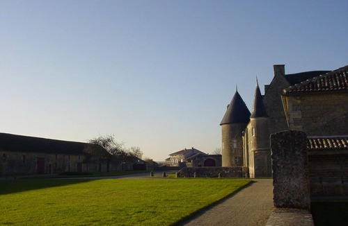 Paizay-Naudouin-Embourie House | Logis in the enclosure of the castle - Original accommodation sleeps 5