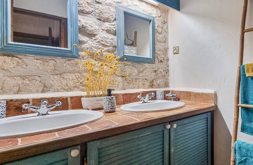 Saint-Sulpice-de-Cognac House | Look forward to a special vacation in charming walls.