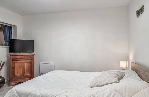 Lesignac-Durand House | Look forward to a relaxing vacation in a quiet location in this beautiful vacation home.