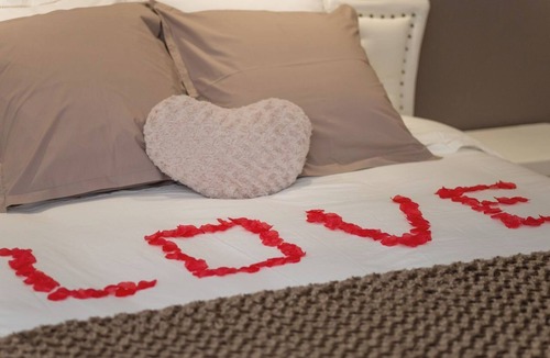 Bort-les-Orgues Bed & Breakfast | Love Room - Auvergne, Massif Central, at the Foot of the Volcanoes