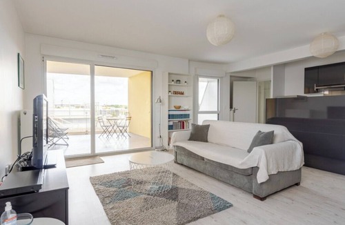 Bassins a Flot Apartment | Lovely apartment with view + parking in the nouveaux chartrons district