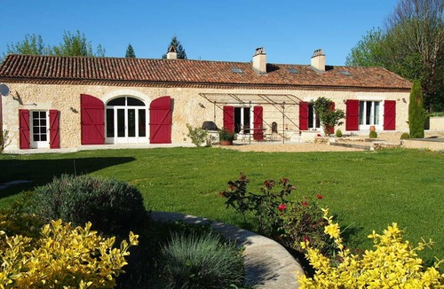Villamblard House | Lovely long farmhouse sleeps 14 with large pool in the heart of the Périgord