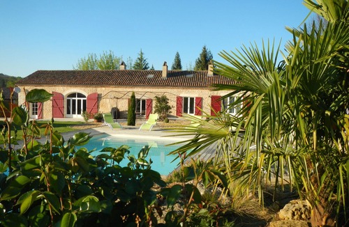 Villamblard House | Lovely long farmhouse sleeps 14 with large pool in the heart of the Périgord
