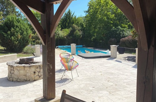 Allemans House | Lovely stone country house on a four-hectare estate with swimming pool & jacuzzi