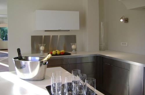 Aix-en-Provence House | Luxurious new contemporary country house of 350 m2 with mirror pool