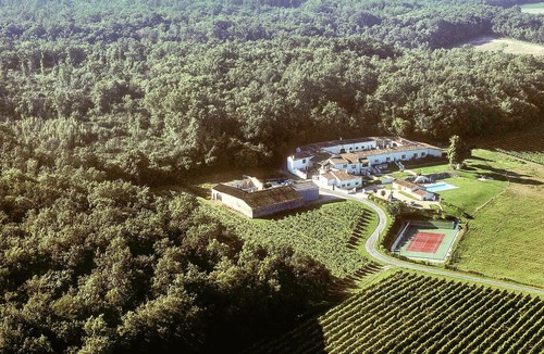 Saint-Preuil Villa | Luxury apartment with terrace, sauna, tennis, and heated pool.