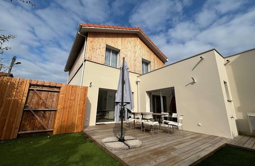 Biscarrosse Plage House | Luxury Beach House Near Surf Schools with A/C, Wi-Fi & Terrace – Sleeps 8, Cleaning Included