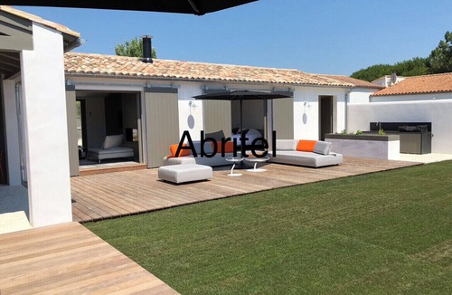 Le Bois-Plage-en-Re Villa | Luxury villa, swimming pool, walking distance to beach and shops, landscaped garden