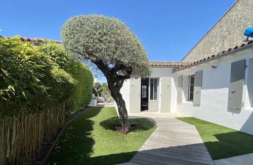 La Flotte Villa | Luxury villa with heated pool close to shops and sea.