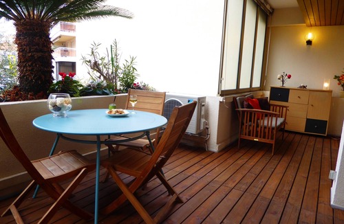 Cannes City Centre Apartment | "MADAME CHIC" . Distinguished and warm, the apartment is in its image .