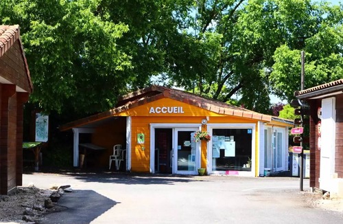Vouneuil-sur-Vienne Ski Chalet | Magnificent 2-bedroom chalet sleeps 5