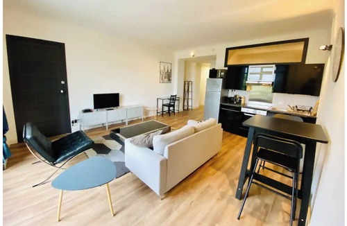 Centre Ville Apartment | Magnificent view of the Pyrenees for this 58 m2 one-bedroom apartment in the city center.