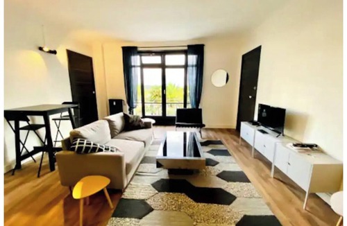 Centre Ville Apartment | Magnificent view of the Pyrenees for this 58 m2 one-bedroom apartment in the city center.