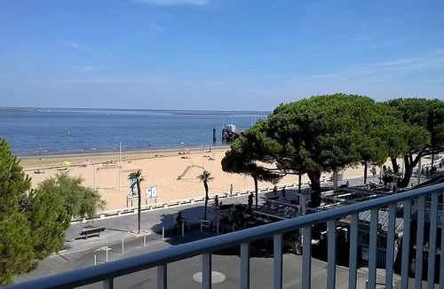 Arcachon Apartment | Magnificent views of the Bay, in the center and on the beach .