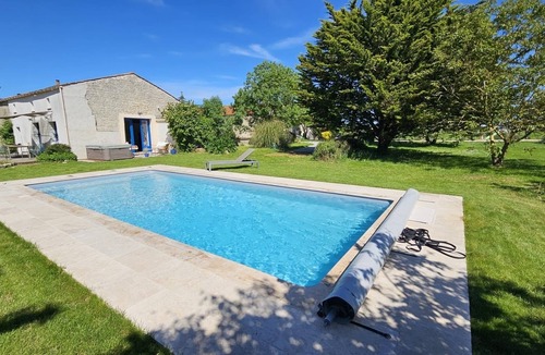 Surgeres House | Maison Charentaise Idéale Pour une Famille Avec Grand Parc et Piscine