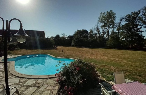 Nouzerines House | Maison de Campagne au Calme Avec Piscine