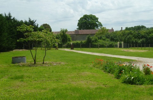 Villefagnan House | Maison de Campagne Avec 3 Couchages Tous Équipée Cour et Jardin Privée