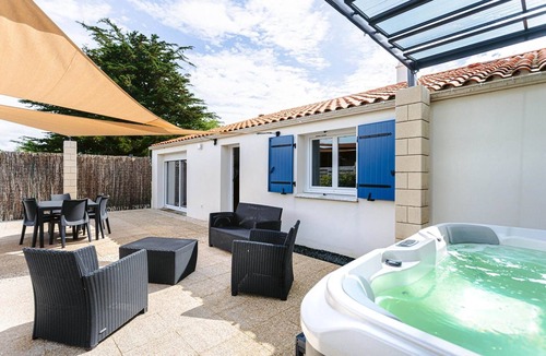 Marans House | Maison de campagne près de la Rochelle, piscine ouverte de Pâques à La Toussaint