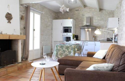 Saint-Denis-d'Oleron House | Maison de Charme à Saint-Denis-d'Oléron - 6 Couchages, Cour Ensoleillée, Proche Commerces - FR-1-246A-77