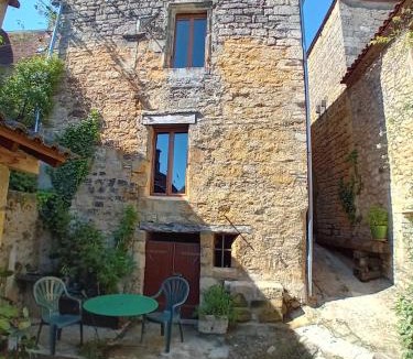Domme House | Maison de la Ruelle au cœur de la Bastide de Domme avec cour terrasse