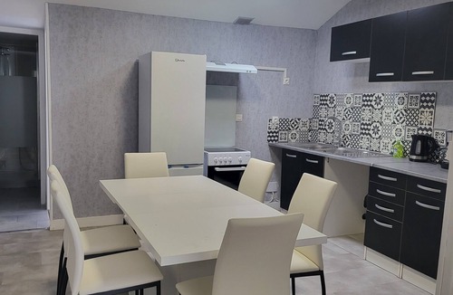 Matha House | Maison de Ville Rénovée à Neuf Située Dans un Calm