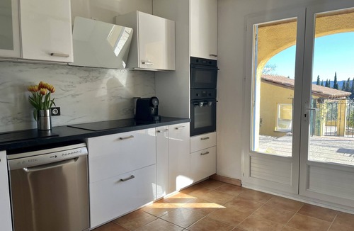Merindol Villa | Maison des Arches. At the foot of the Petit Luberon. 6 bedrooms. Swimming pool.