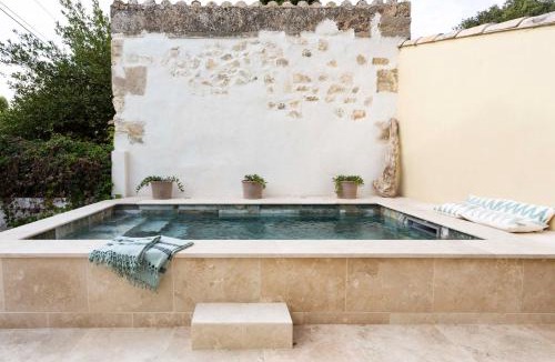 Fontvieille House | maison entière de village Fontvieille avec piscine
